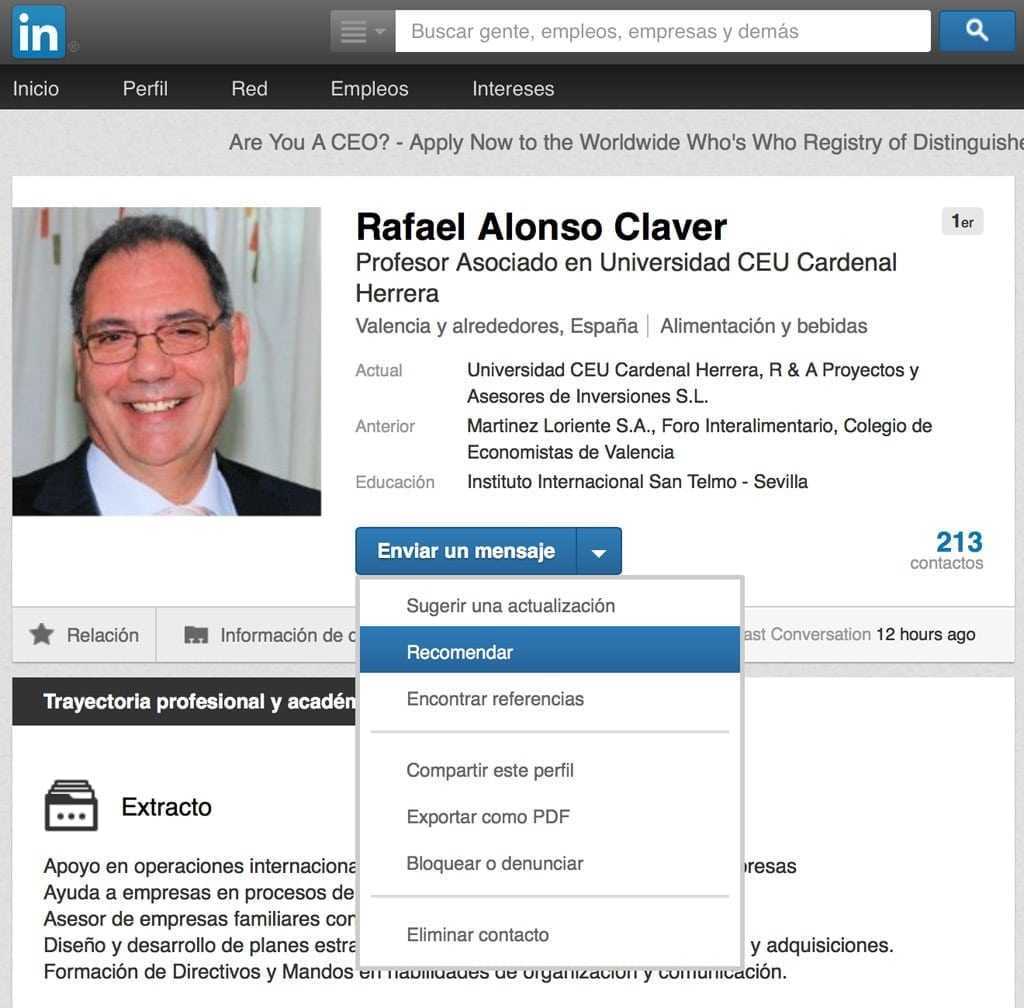 L'enllaç per fer una recomanació a Linkedin es troba al desplegable del botó d'enviar un missatge