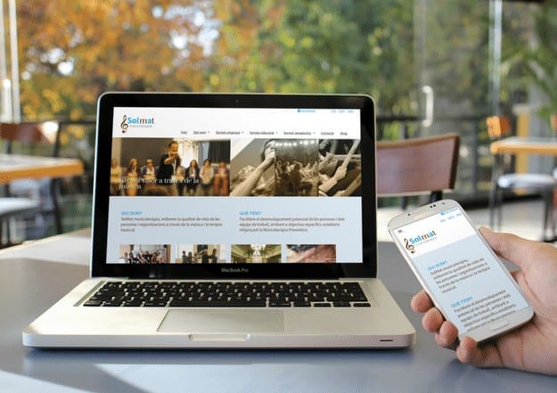 La web de solmat musicoteràpia es visualitza en mòbil i web de forma lleugerament diferent